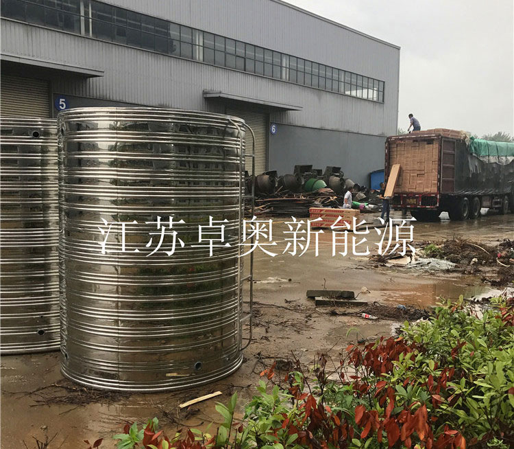 恭喜我公司承接丹阳宏福物流园15吨太阳能加空气能热水工程，已顺利进场开始安装。